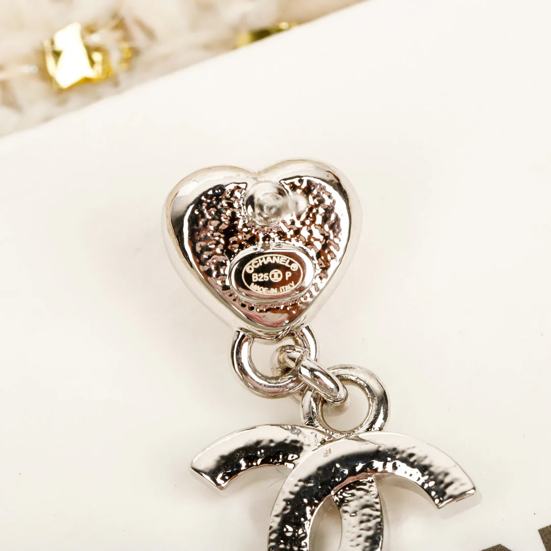 Серьги Chanel с подвеской в ??виде сердца и двойной буквой С, 25 пенсов - розовые - синие