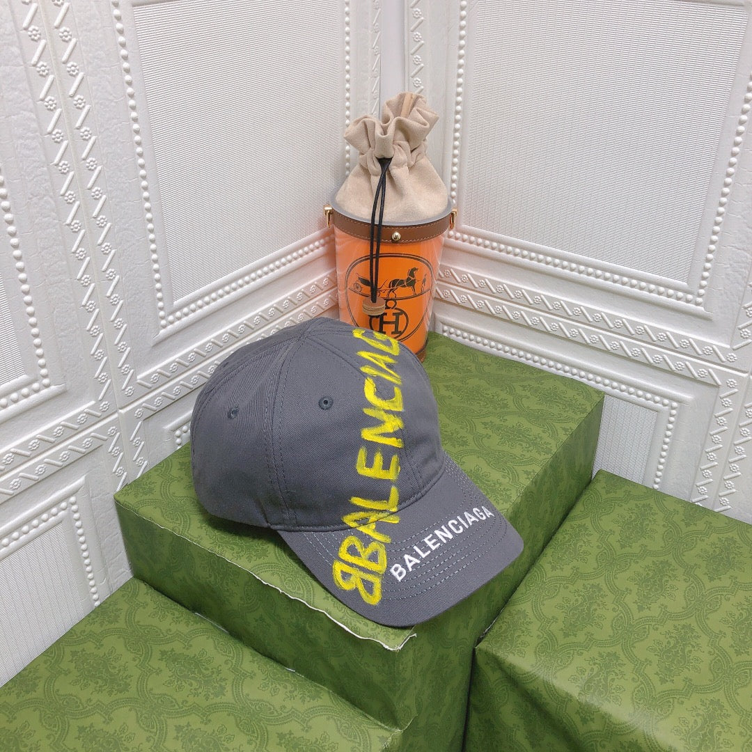 Balenciaga - Бейсболка с эффектом потертости и граффити