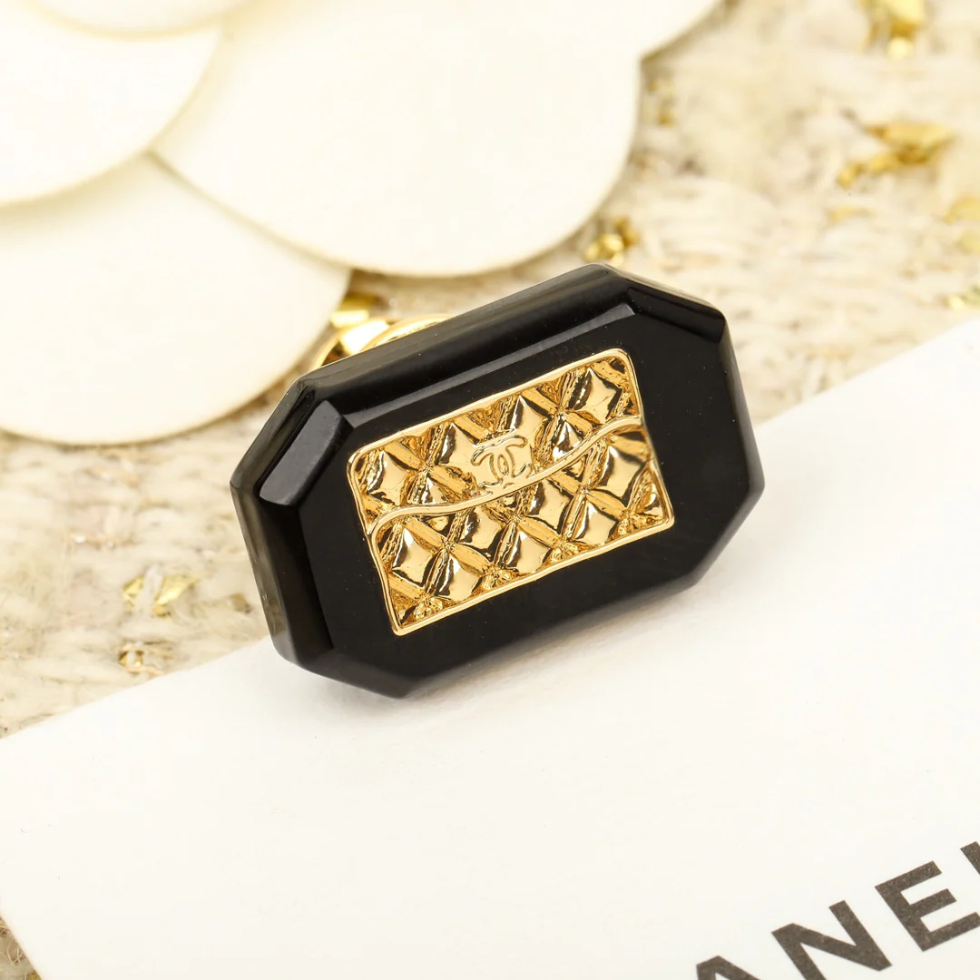 Брошь Chanel 151