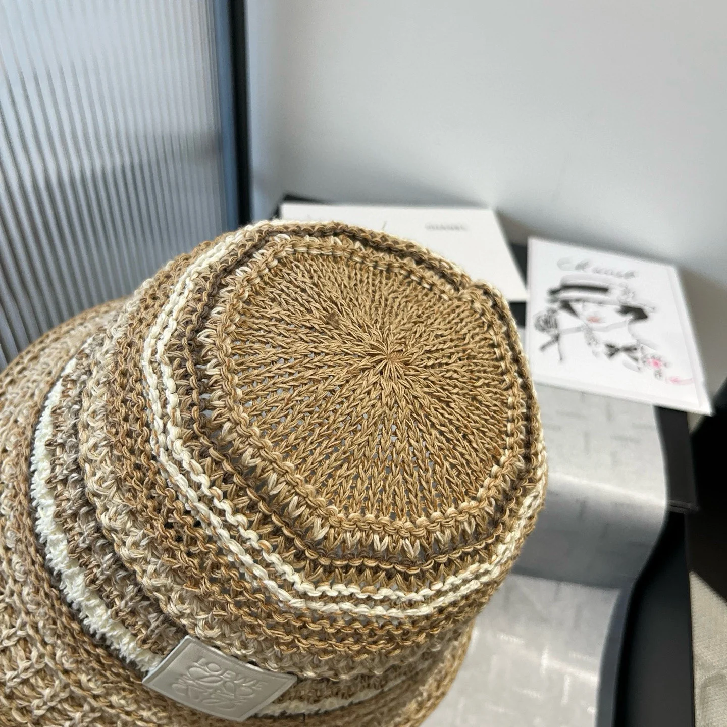 Вязаная крючком рыбацкая шапка LOEWE - коричневая