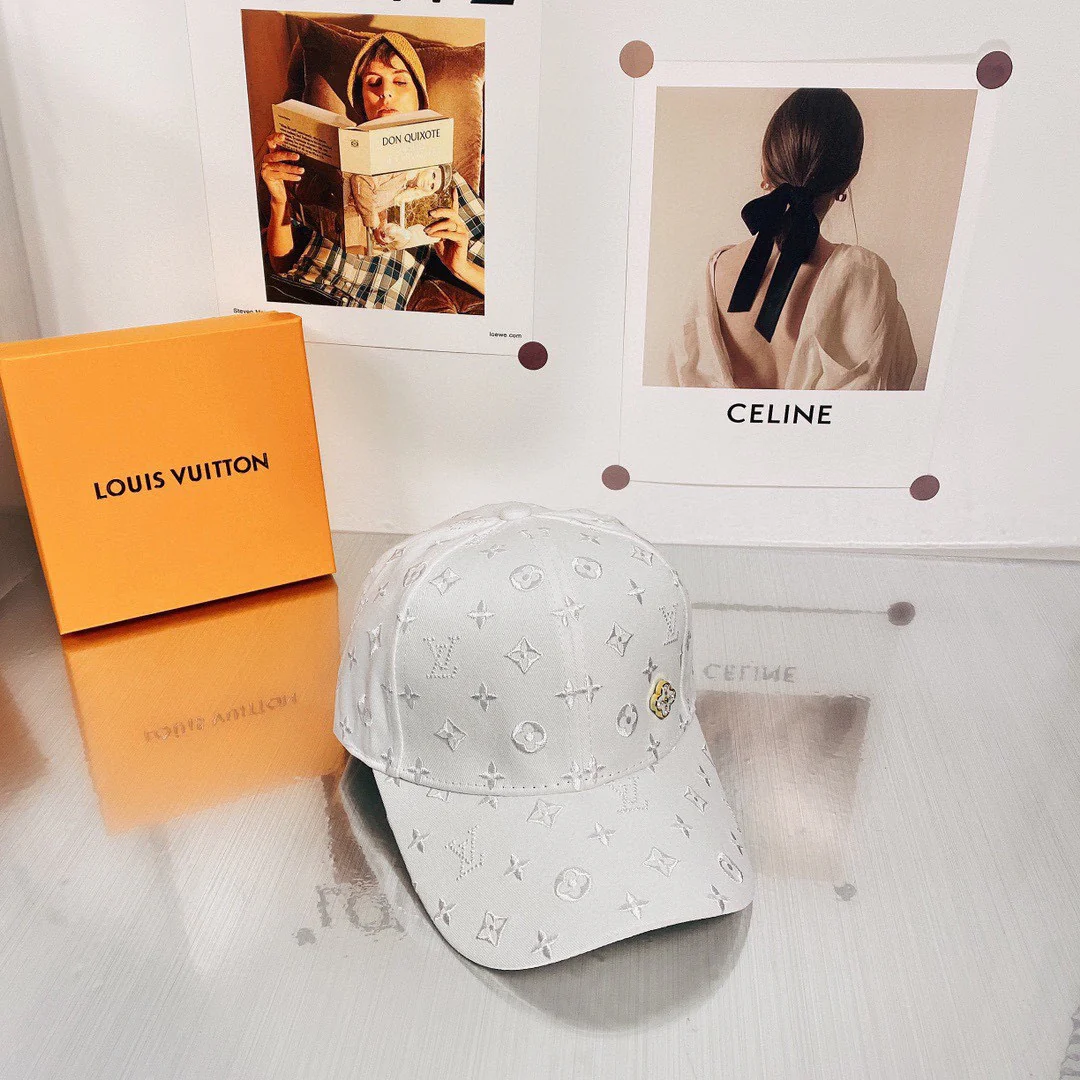 LV - Рыбацкая шляпа с вышитым по всей поверхности монограммом - такая же, как в бутиках.