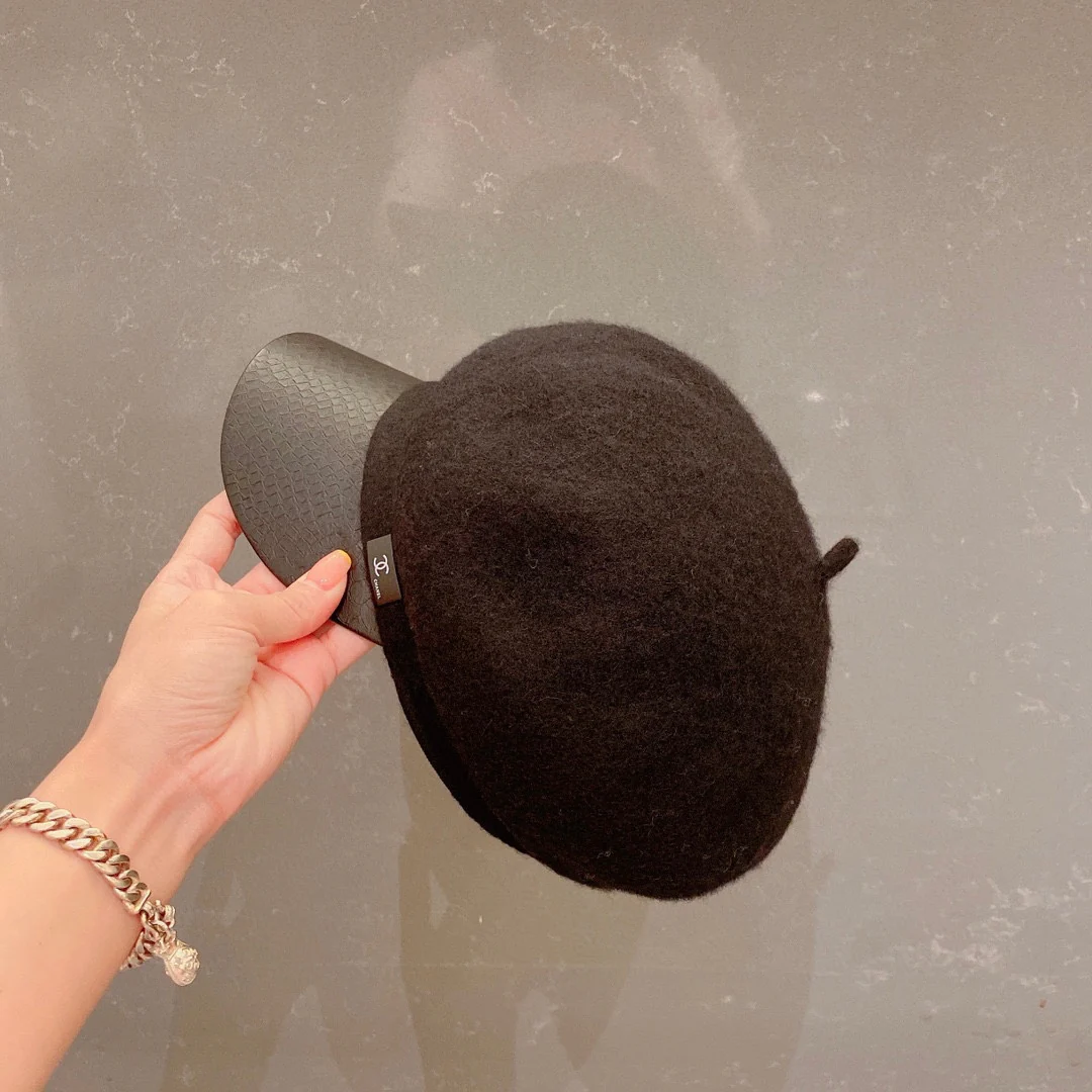 Chanel - Шерстяная военная кепка с клювом-?уточкой? - Черная