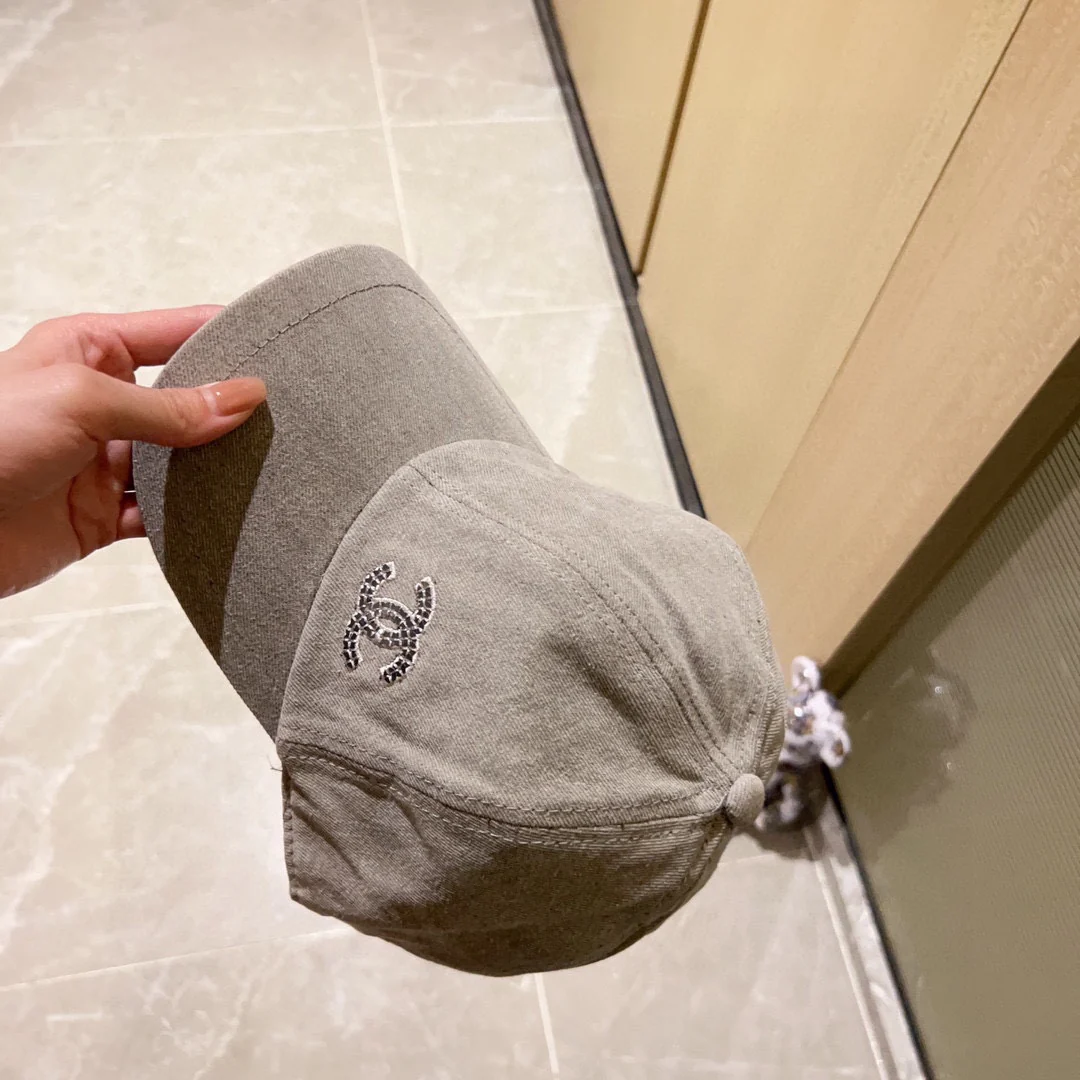 Новая минималистичная бейсболка Chanel 2023 с вышивкой - бежевая.