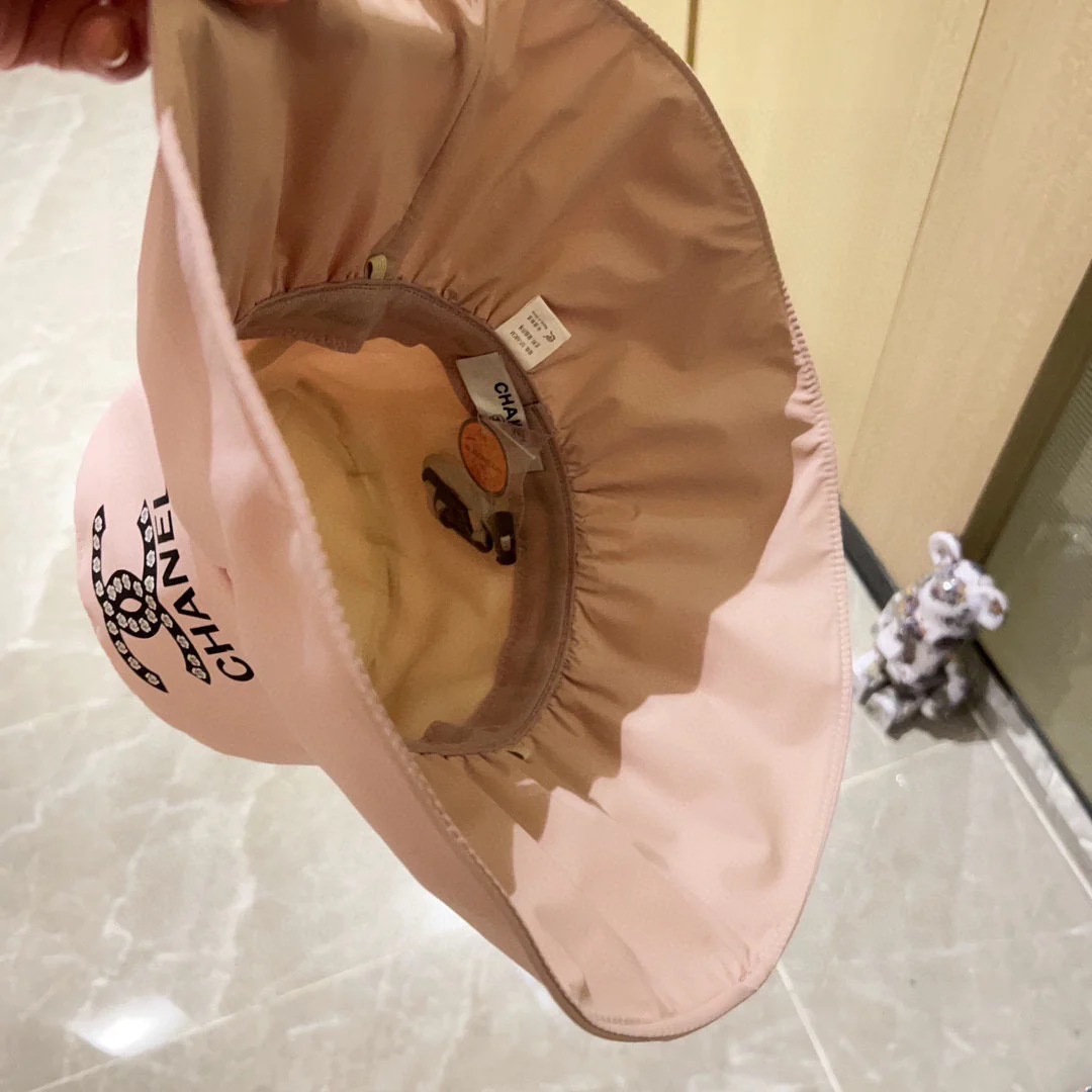 Новая высококлассная рыбацкая шляпа Chanel с широкими полями, розовая, 2023 год.