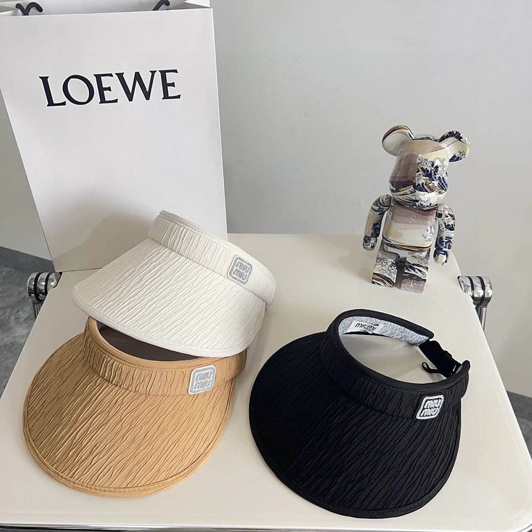 Новая элегантная плиссированная шляпа от солнца Miu Miu из летней коллекции 2024 года - белая.