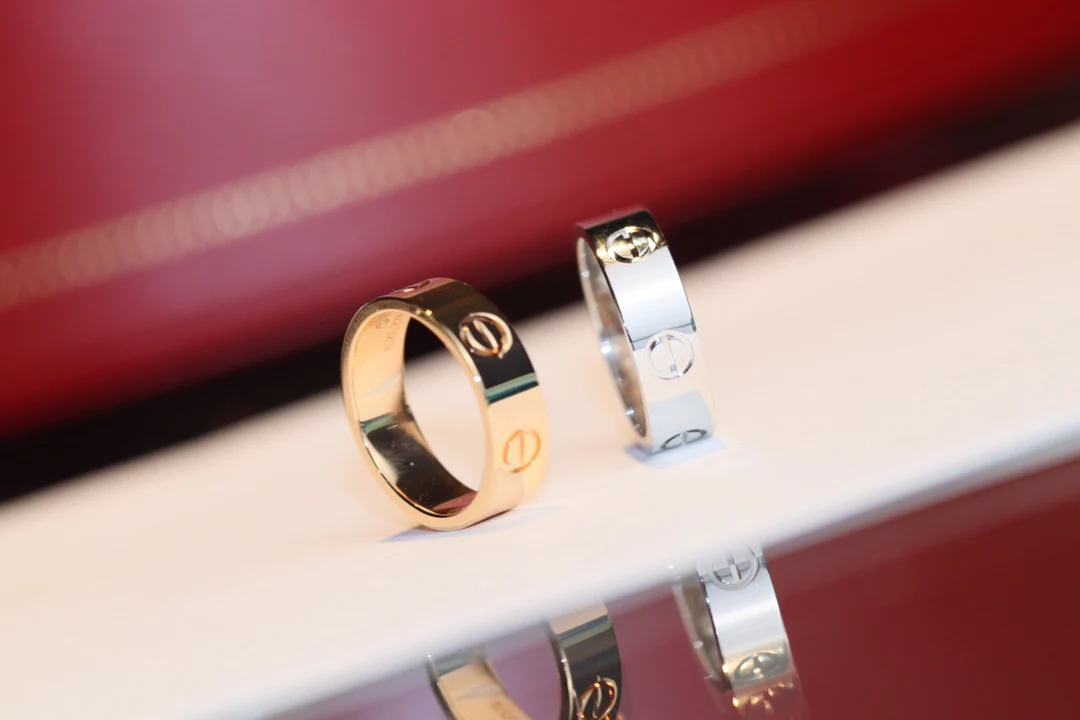 Тонкое кольцо Cartier Love с бриллиантом-солитером