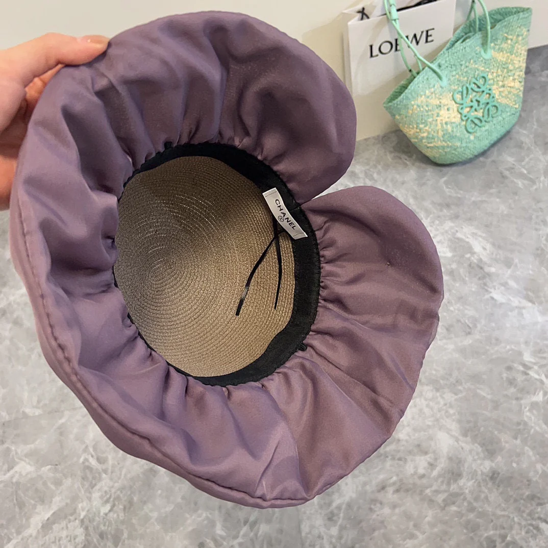 Новая широкополая плетеная шляпа от солнца Chanel весна/лето 2024 — фиолетовая.