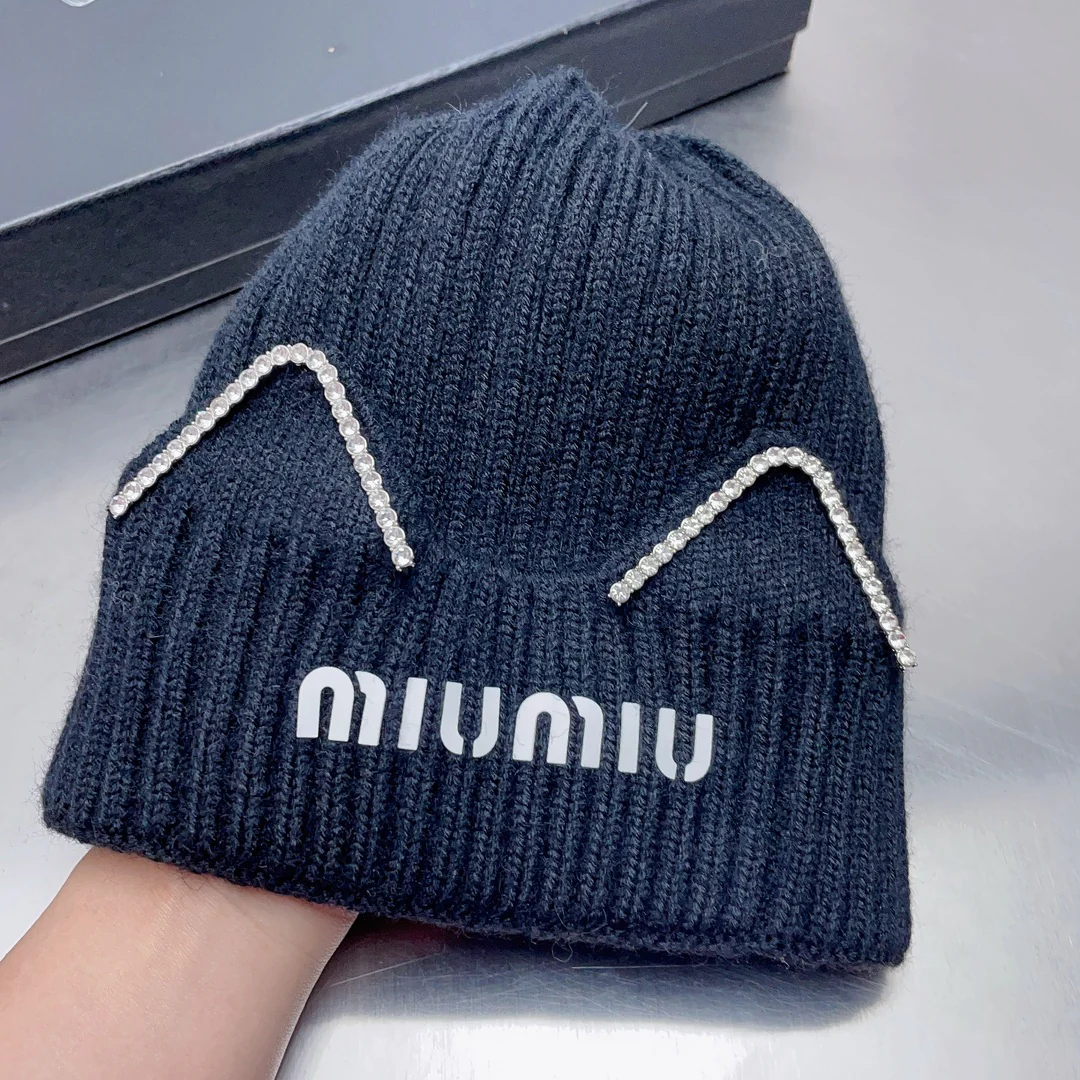 Вязаная шапка Miu Miu с кошачьими ушками.