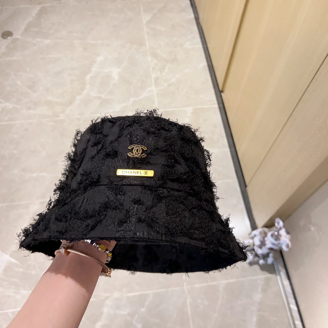 Новая коллекция Chanel ?Рыбацкая шляпа? сезона начало осени 2023 года — с перьями — черная.