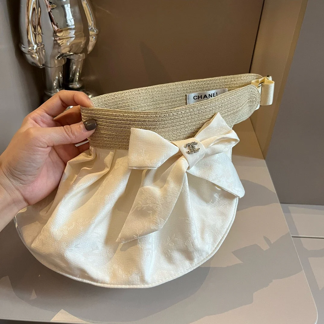 Солнцезащитная шляпа Chanel из атласа с перламутровым узором - белая.