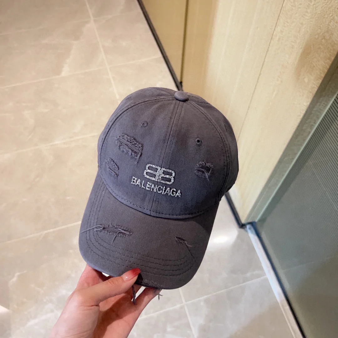 Бейсболка Balenciaga 2023 в стиле ретро с логотипом, украшенным стразами, серая.