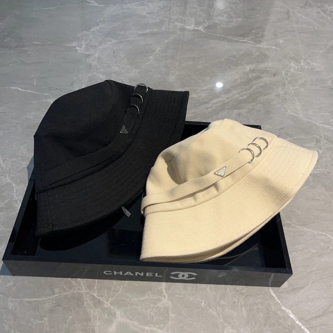 Новая рыбацкая шляпа Prada с пряжкой, коллекция осень/зима - бежевая.