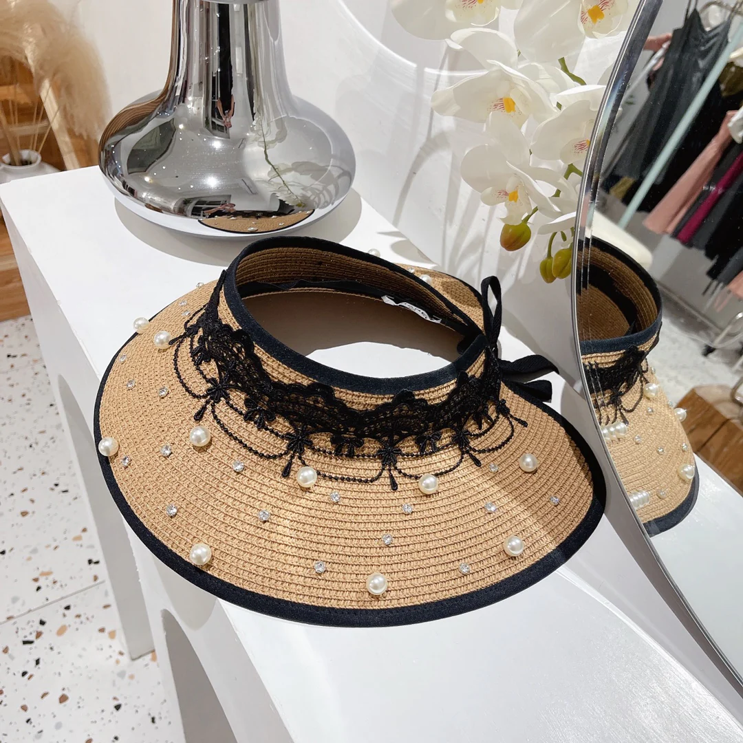 Солнцезащитная шляпа Chanel с обильной отделкой из жемчуга и стразов.