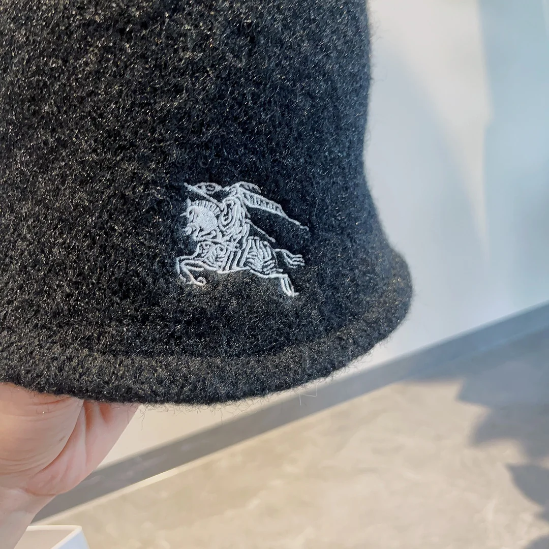 Новая шерстяная шапка Burberry из коллекции осень/зима - черная.