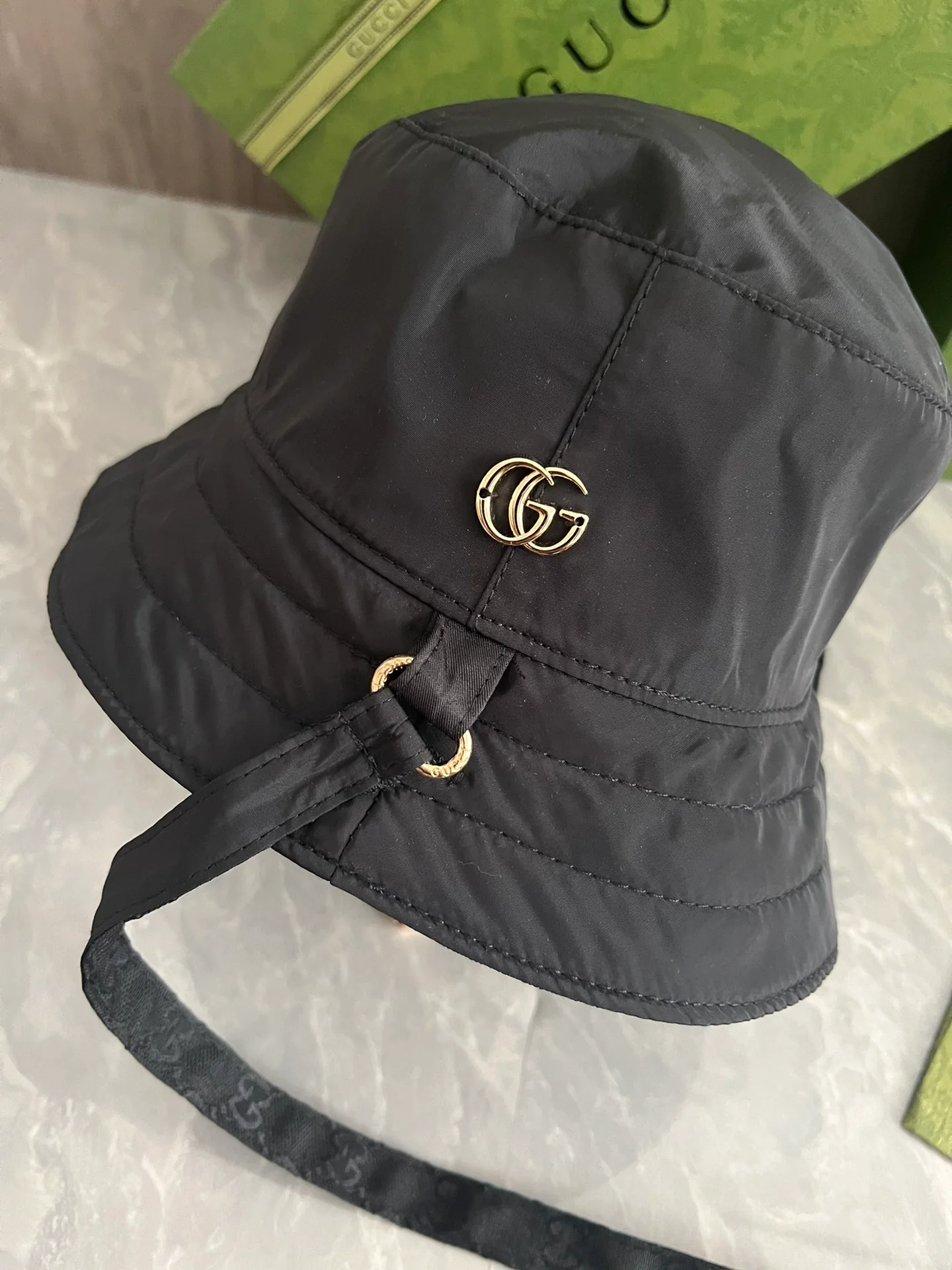 Gucci - Официальный сайт. Нейлоновая ретро-панама с двойной буквой G в том же стиле - xo-nk4