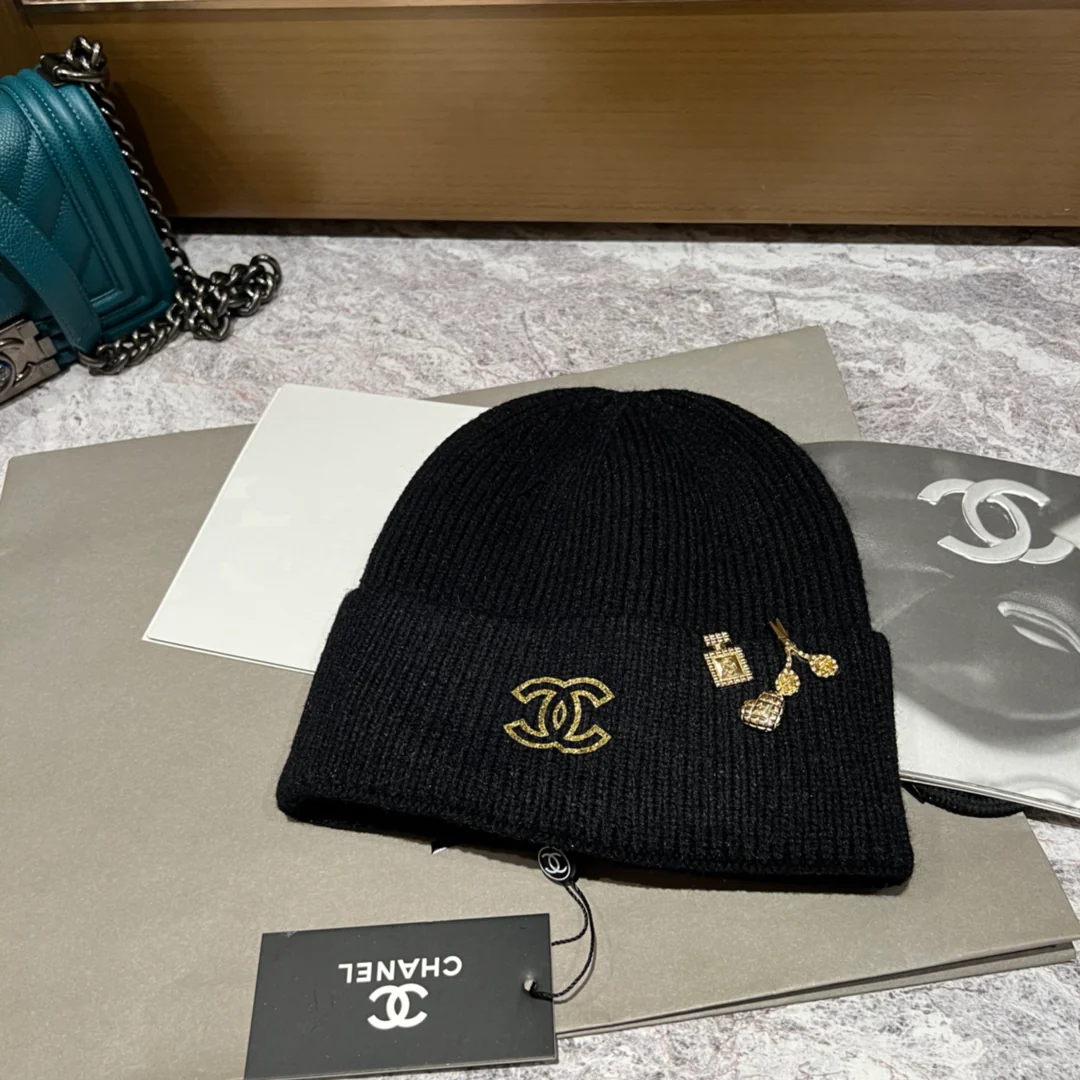 Вязаная шапка Chanel с украшениями