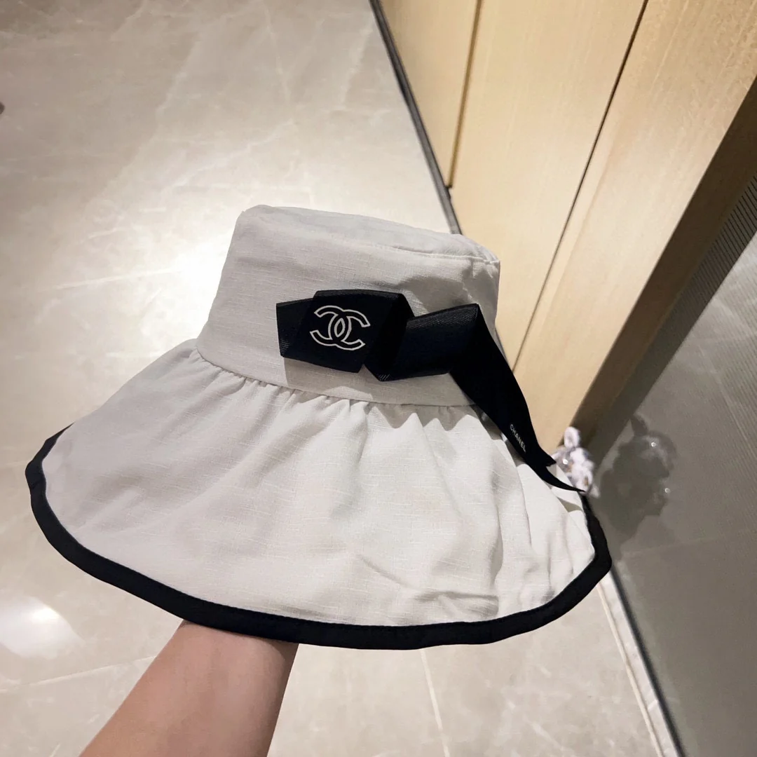 Новая элегантная широкополая рыбацкая шляпа Chanel 2023 года с мятой отделкой — белая.