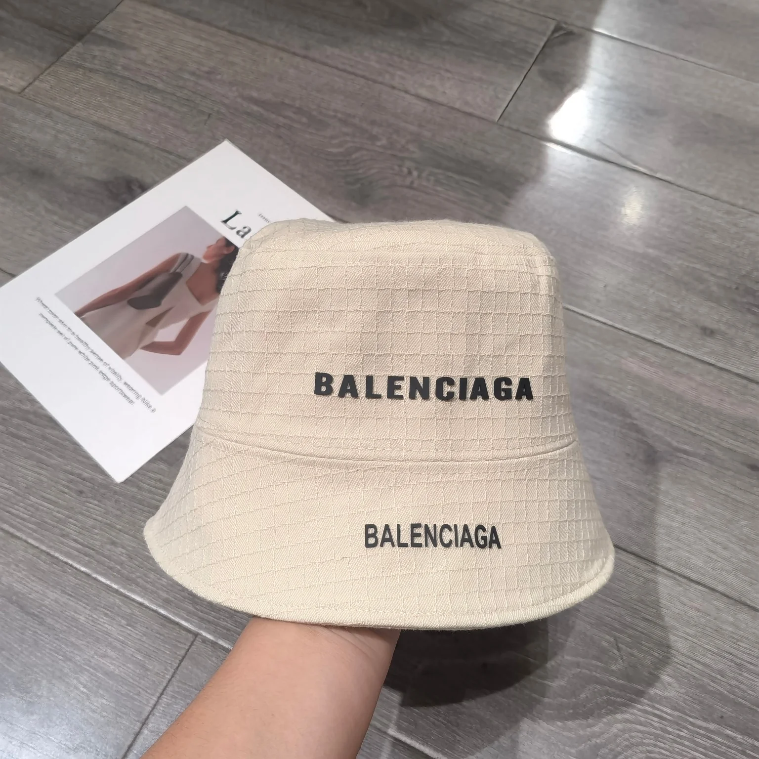 Balenciaga - Новинка осени 2023 - Панама в простую клетку