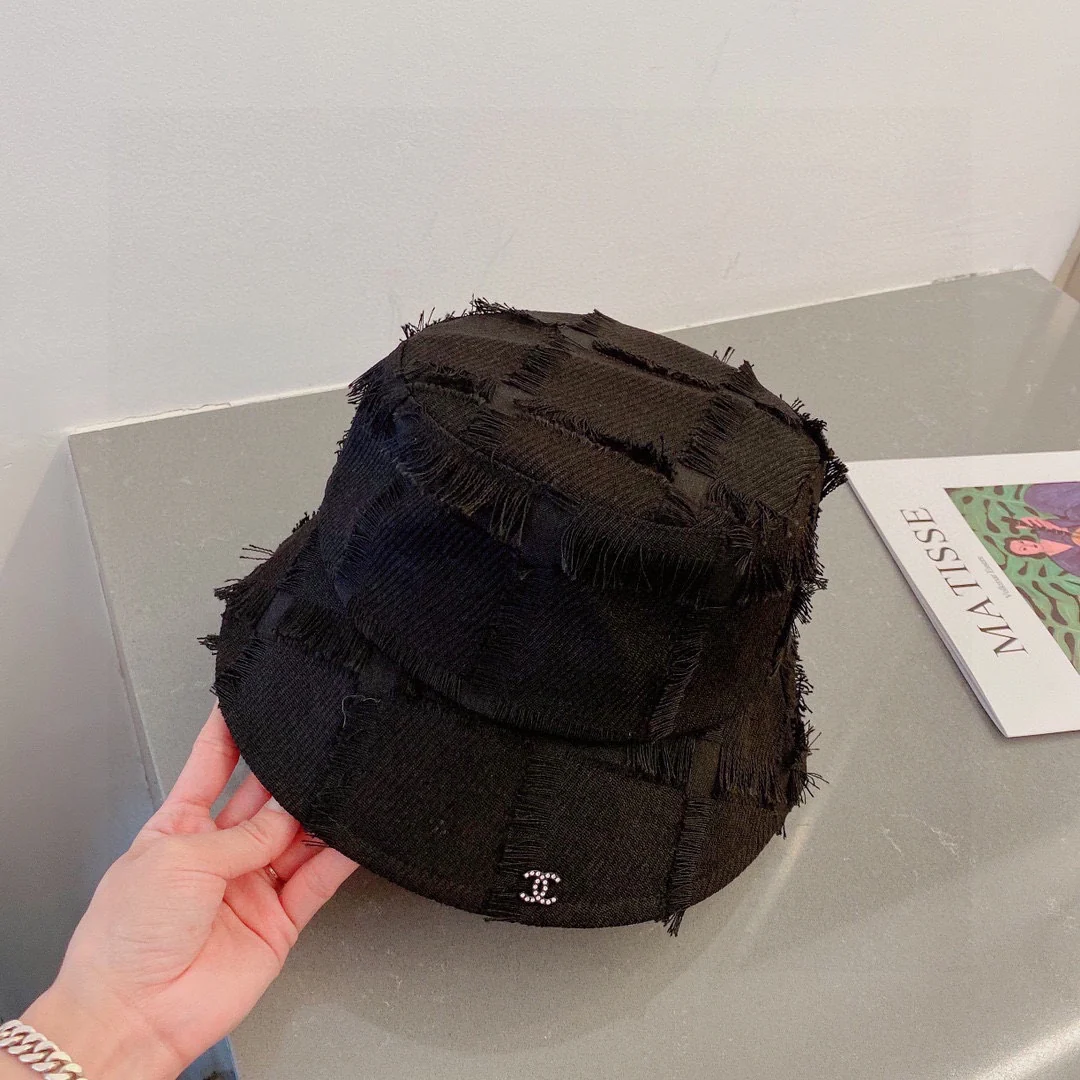 Новинка весенне-осенней коллекции Chanel 2023 — Зачесанная назад рыбацкая шляпа — Черная