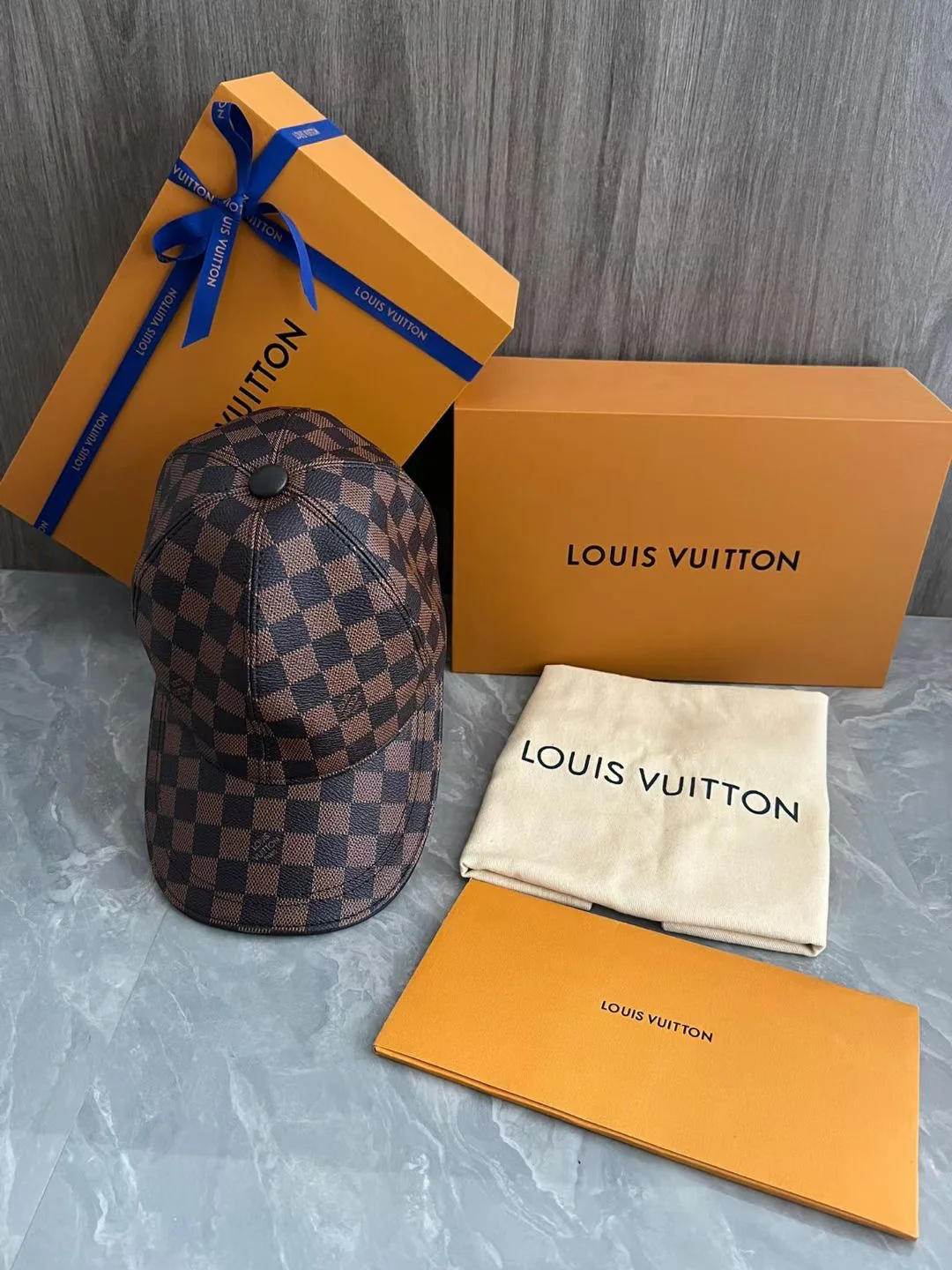 Классическая кожаная бейсболка LV в клетку