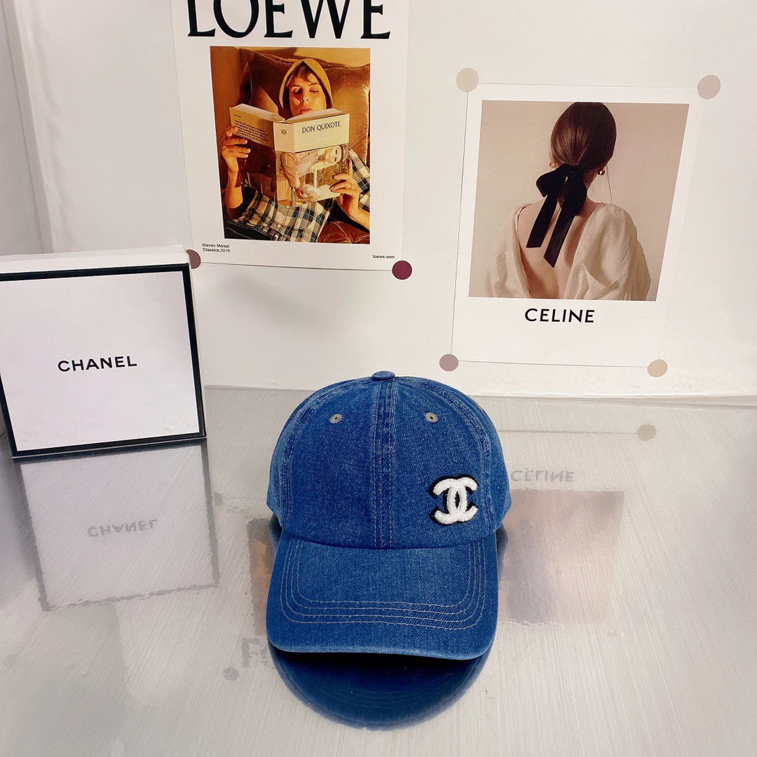 Новинка 2022 года от Chanel - ковбойская кепка с утиным клювом.