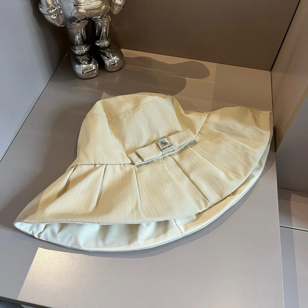 Новая плиссированная рыбацкая шляпа Miu Miu весна/лето 2024 — бежевая.