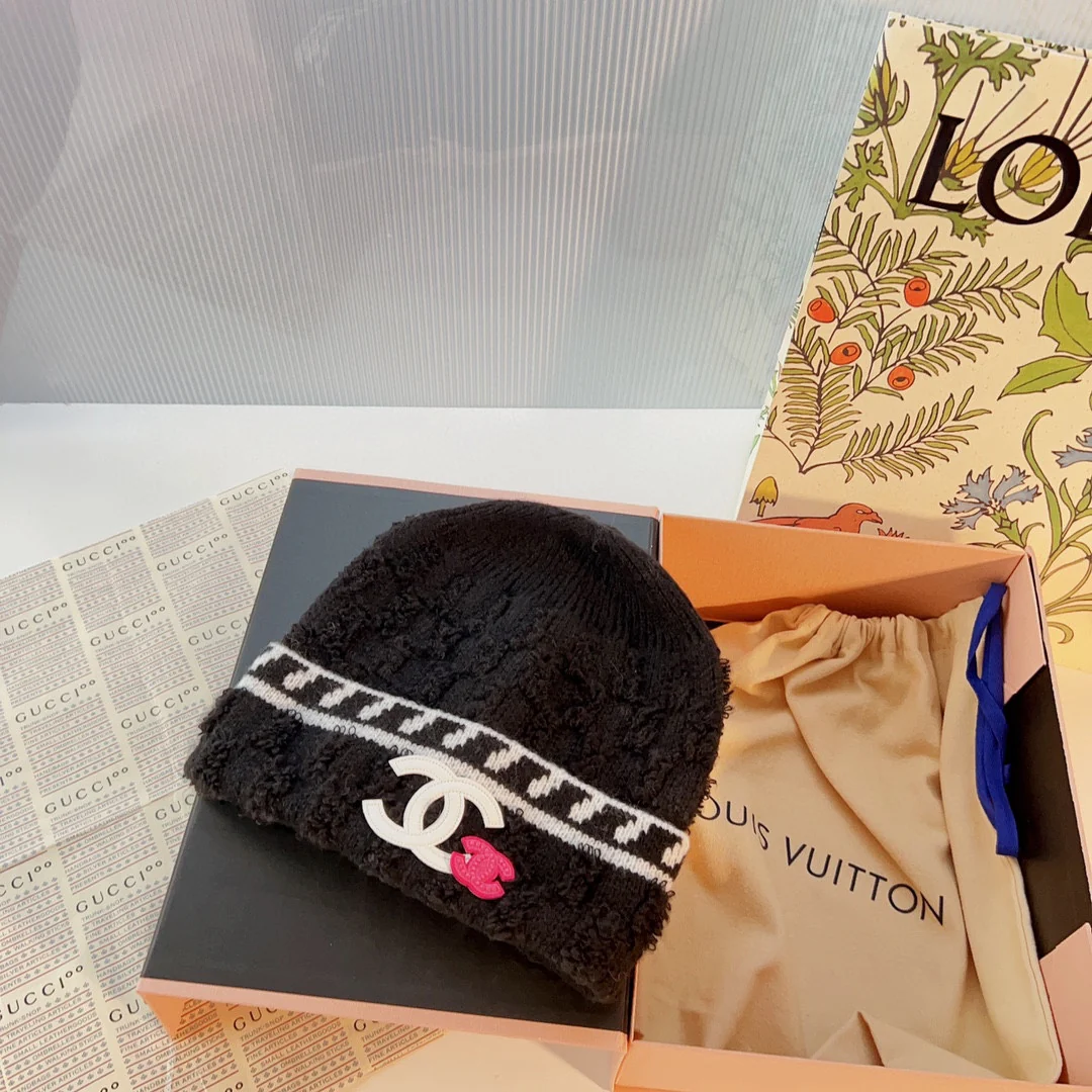 Вязаная шапка Chanel в корейском стиле - черная