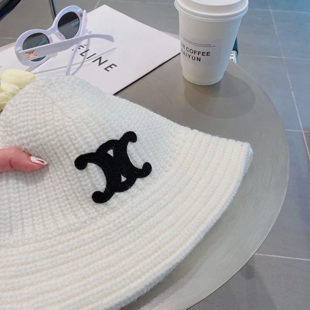 Celine - Вязаная рыбацкая шапка - Белая