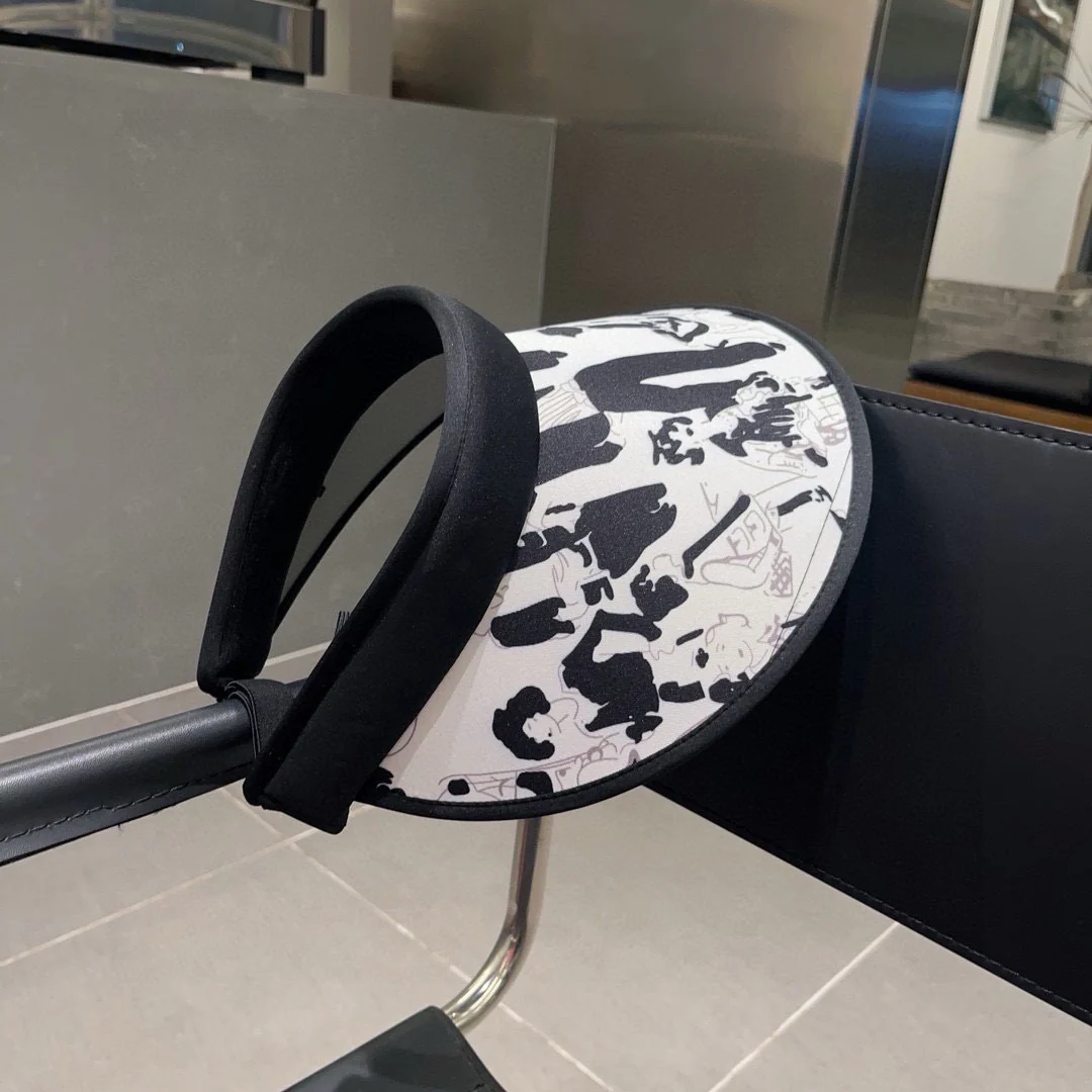 Chanel - Солнцезащитная шляпа в стиле граффити