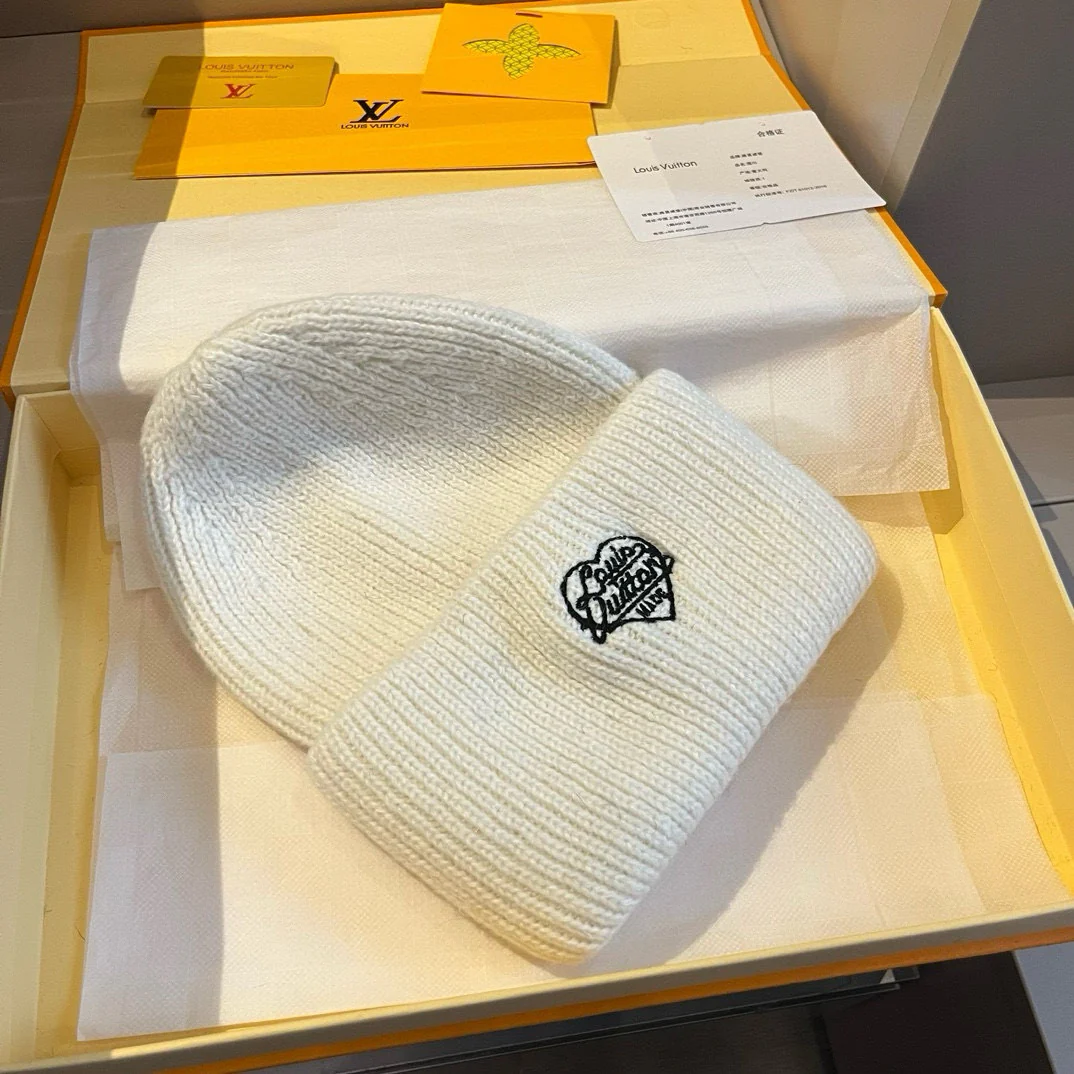 Вязаная шапка LV с вышивкой - белая