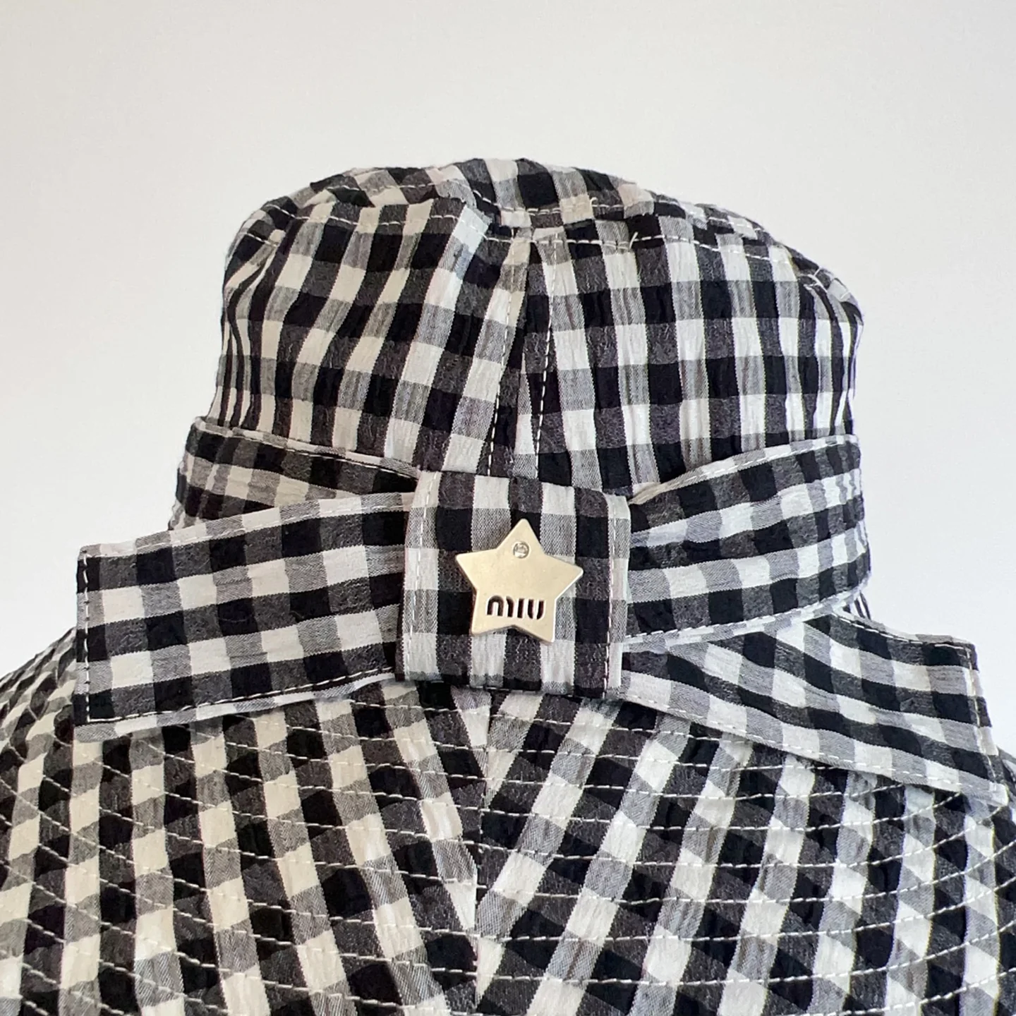 Панама в клетку в курортном стиле от Miu Miu - черная