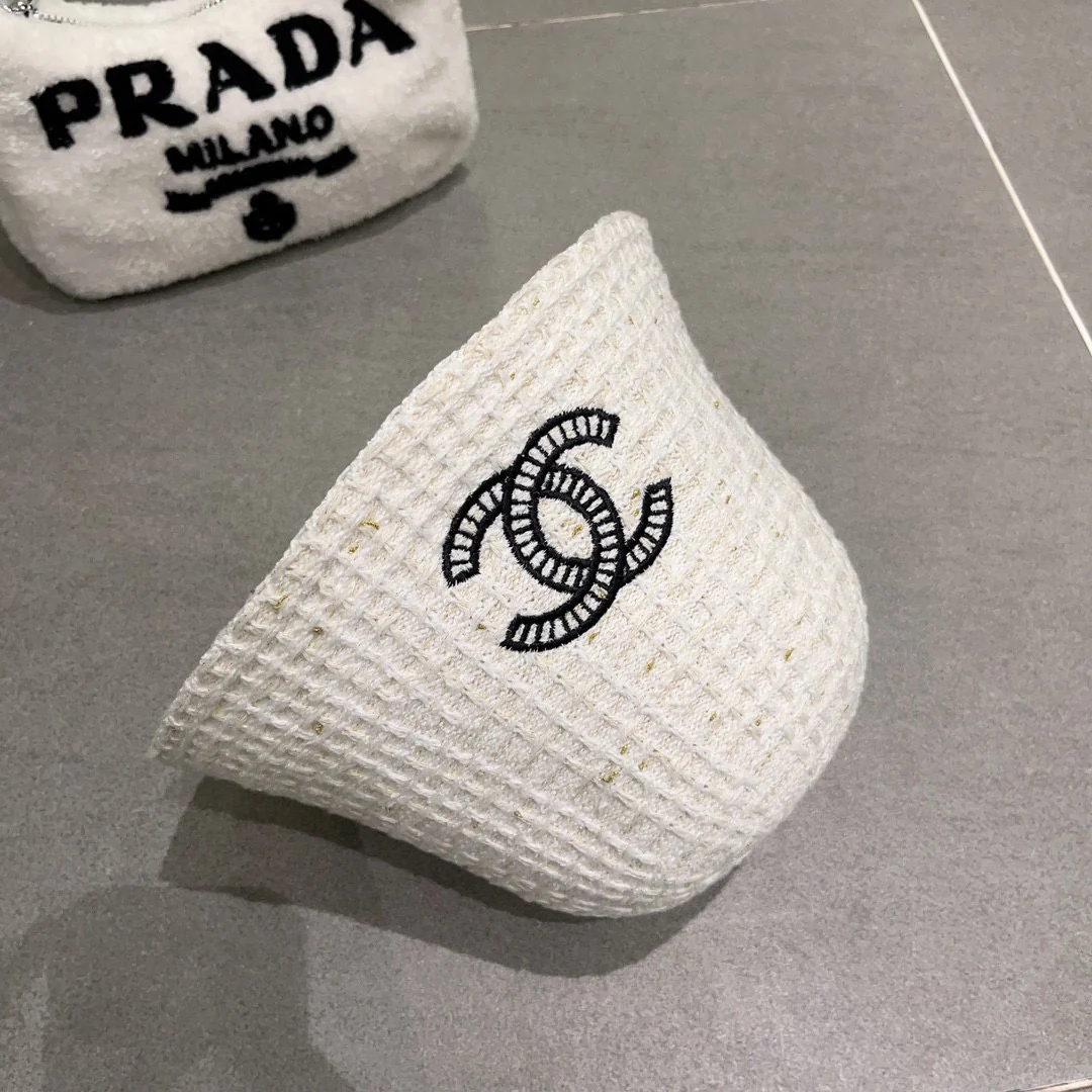 Новинка осенне-зимней коллекции Chanel: элегантная белая вязаная рыбацкая шапка.