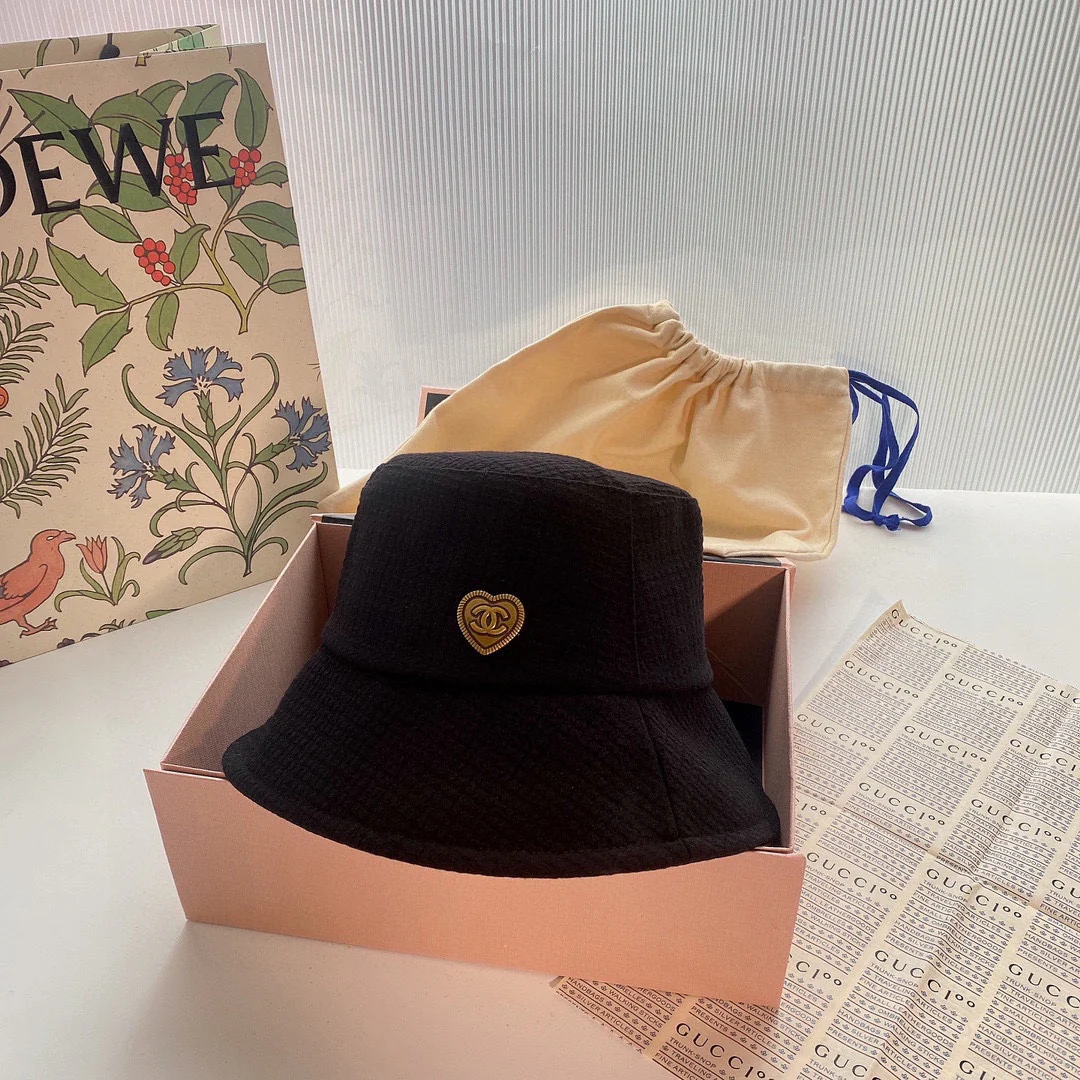 Chanel - Рыбацкая шляпа в форме сердца