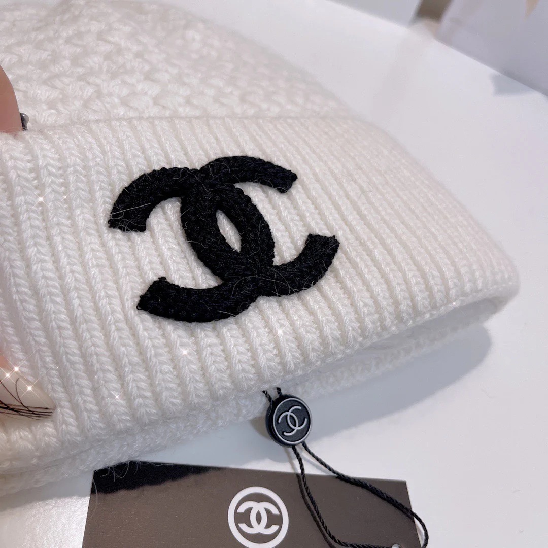 Вязаная кашемировая шапка Chanel с узором ?Ананас? — белая.