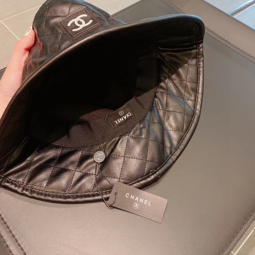 Рыбацкая шляпа Chanel из искусственной кожи - черная