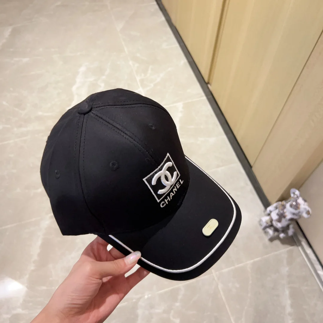 Новинка сезона весна/лето 2023 от Chanel - бейсболка - черная