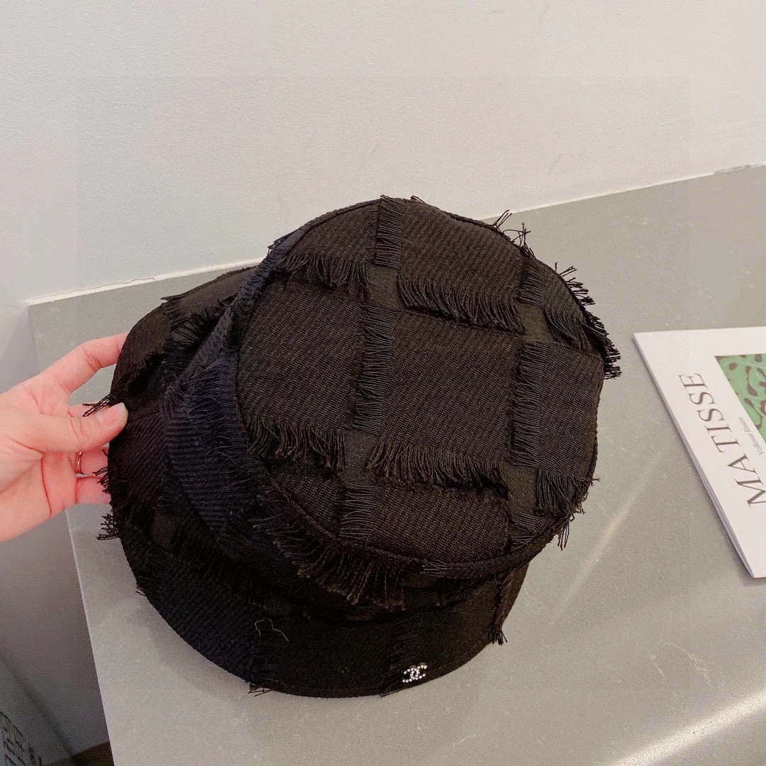 Новинка весенне-осенней коллекции Chanel 2023 — Зачесанная назад рыбацкая шляпа — Черная