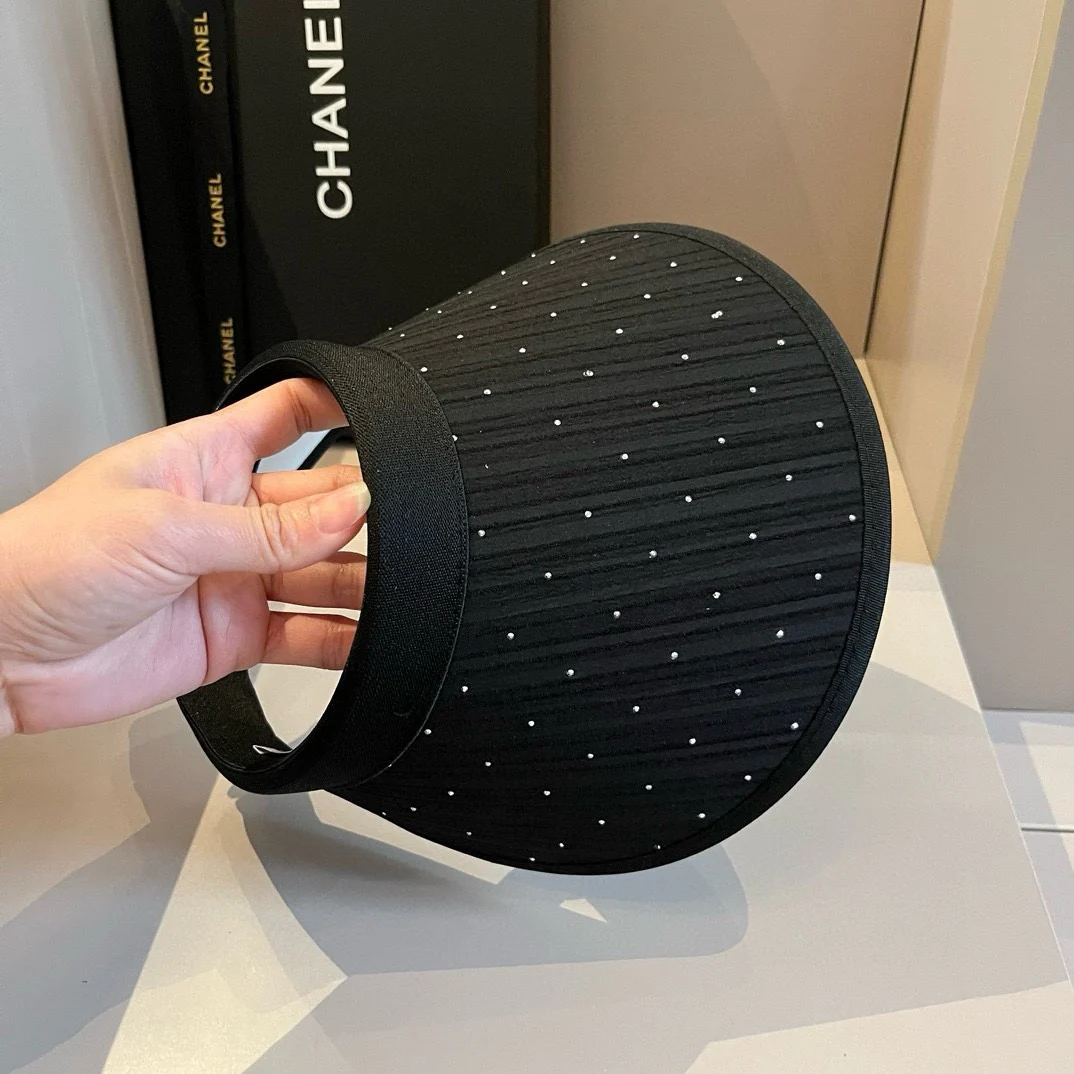 Chanel - Универсальная солнцезащитная шляпа со стразами - Черная