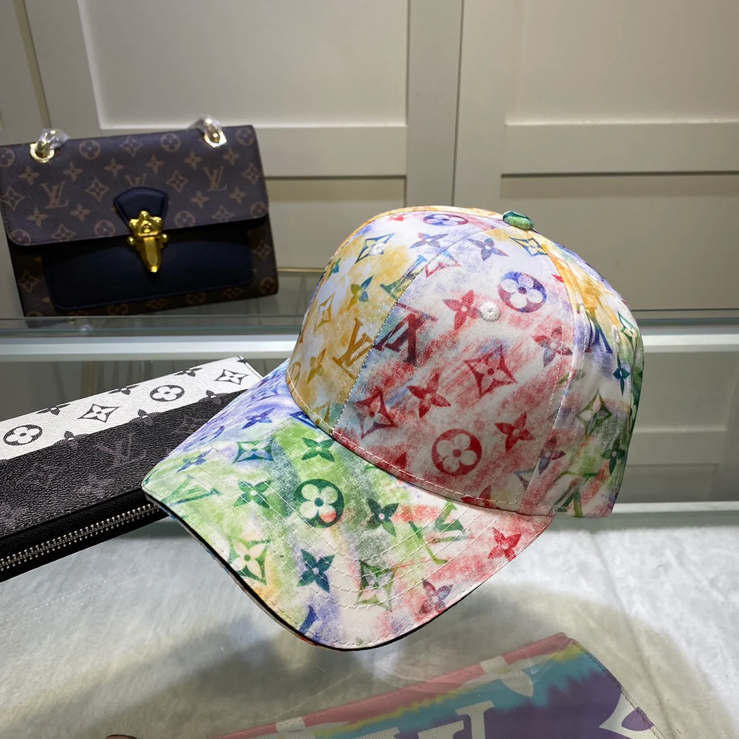 Бейсболка, окрашенная в стиле LV.