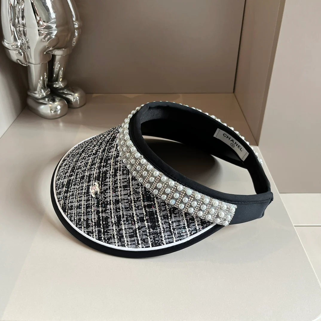 Солнцезащитная шляпа Chanel, украшенная жемчугом, черная.
