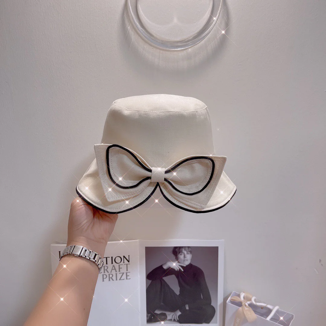 Весенне-летняя рыбацкая шляпа Chanel с разрезом сзади и бантом - белая.