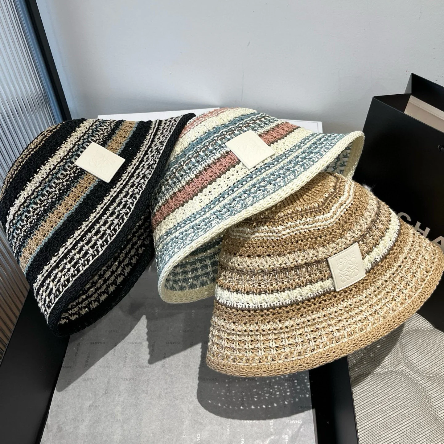 Вязаная крючком рыбацкая шапка LOEWE - коричневая