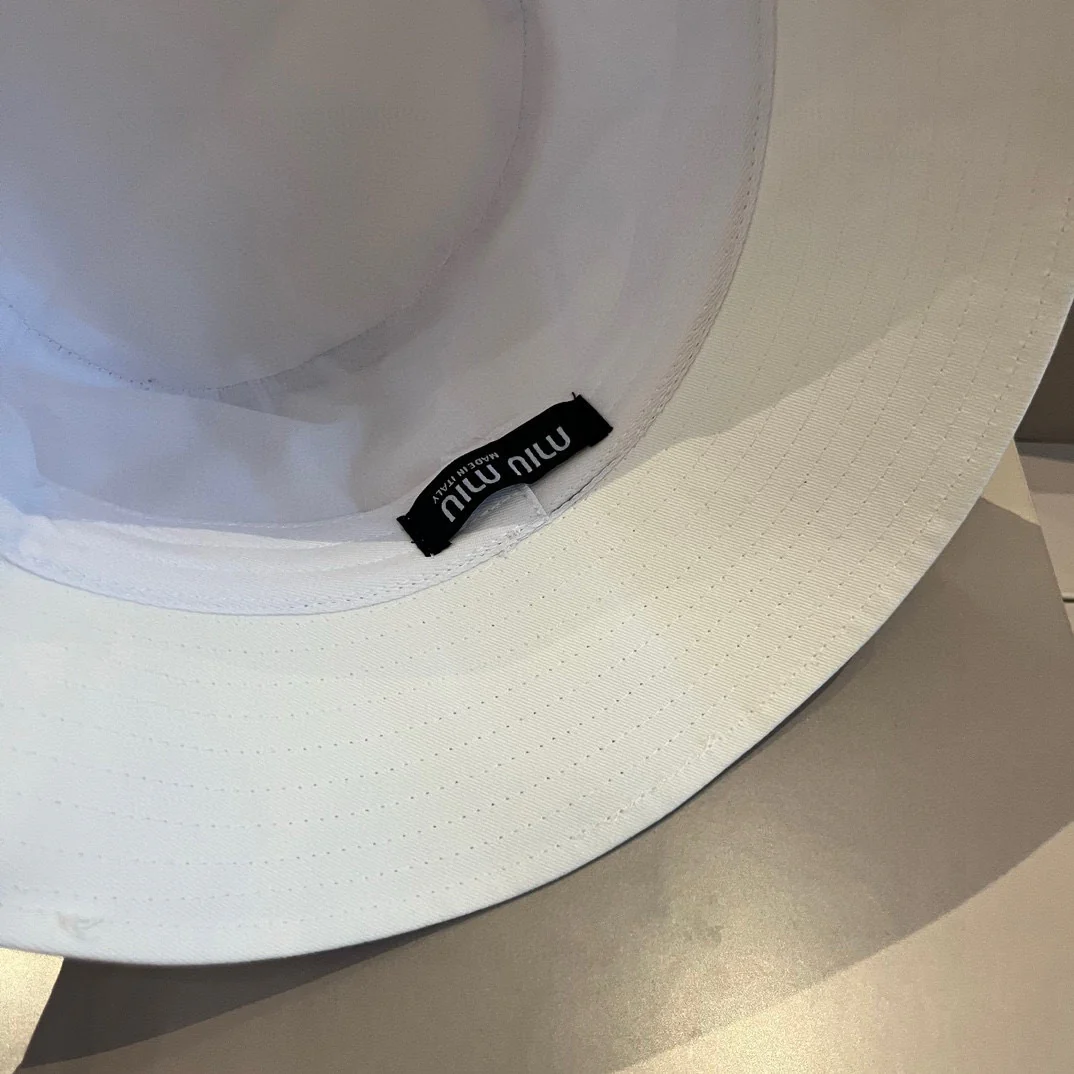 Вышитая рыбацкая шляпа Miu Miu - белая