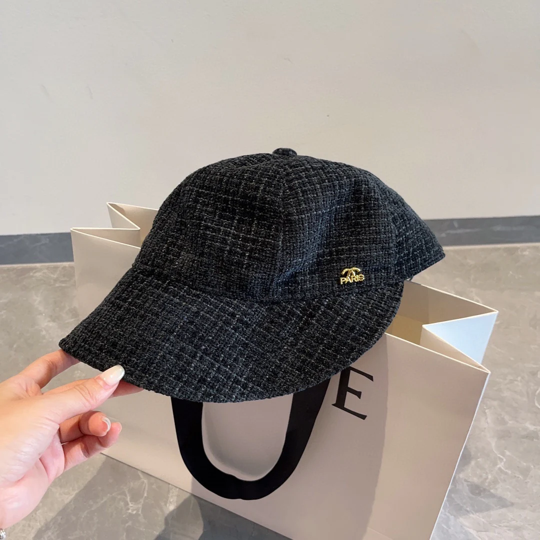 Chanel - Черная шляпа-уточка