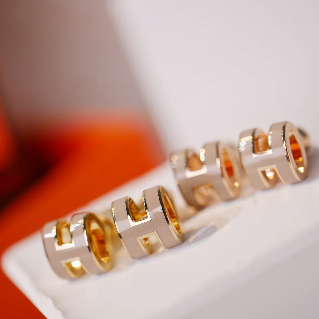 Серьги и гвоздики Hermes - изображение из коллекции