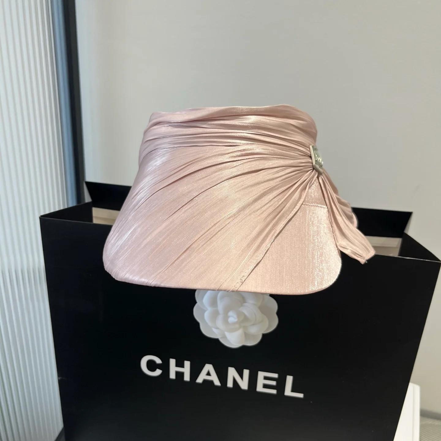 Miu Miu - Атласная шляпка от солнца с бантом - Розовая