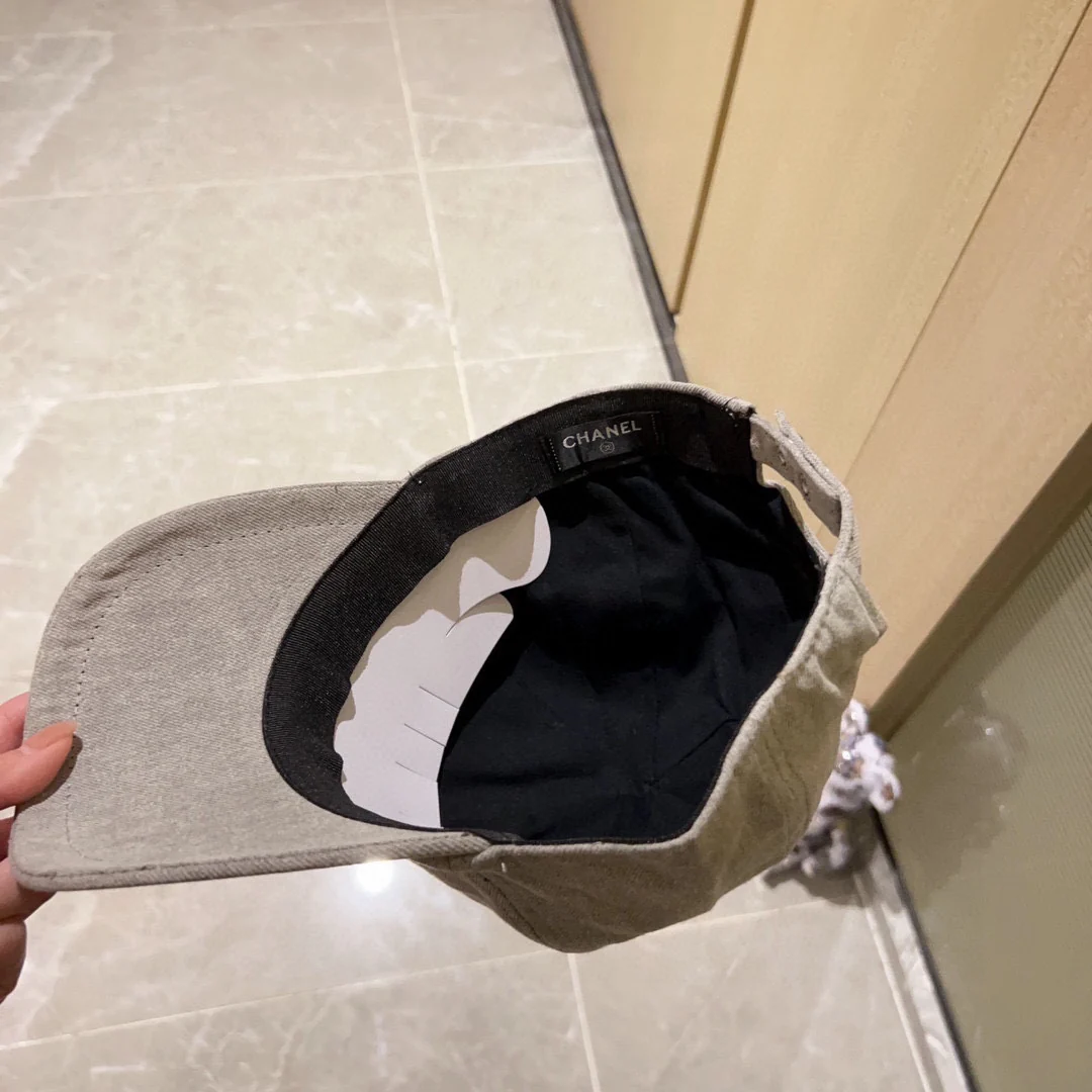 Новая минималистичная бейсболка Chanel 2023 с вышивкой - бежевая.