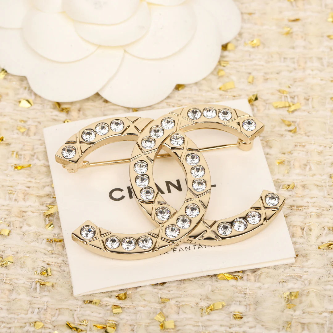 Брошь Chanel 25 пенсов с стеганым узором и бриллиантами