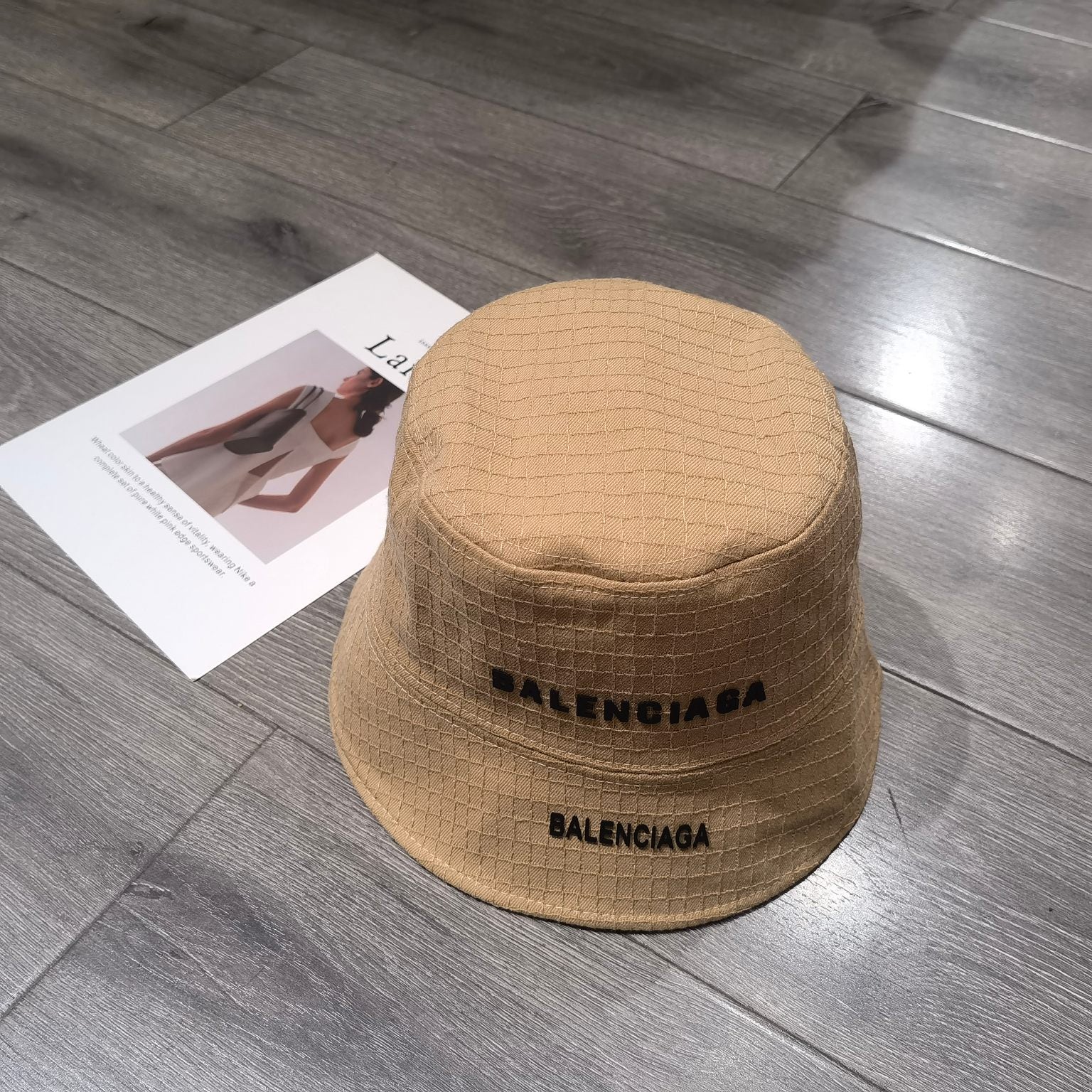 Balenciaga - Новинка осени 2023 - Панама в простую клетку