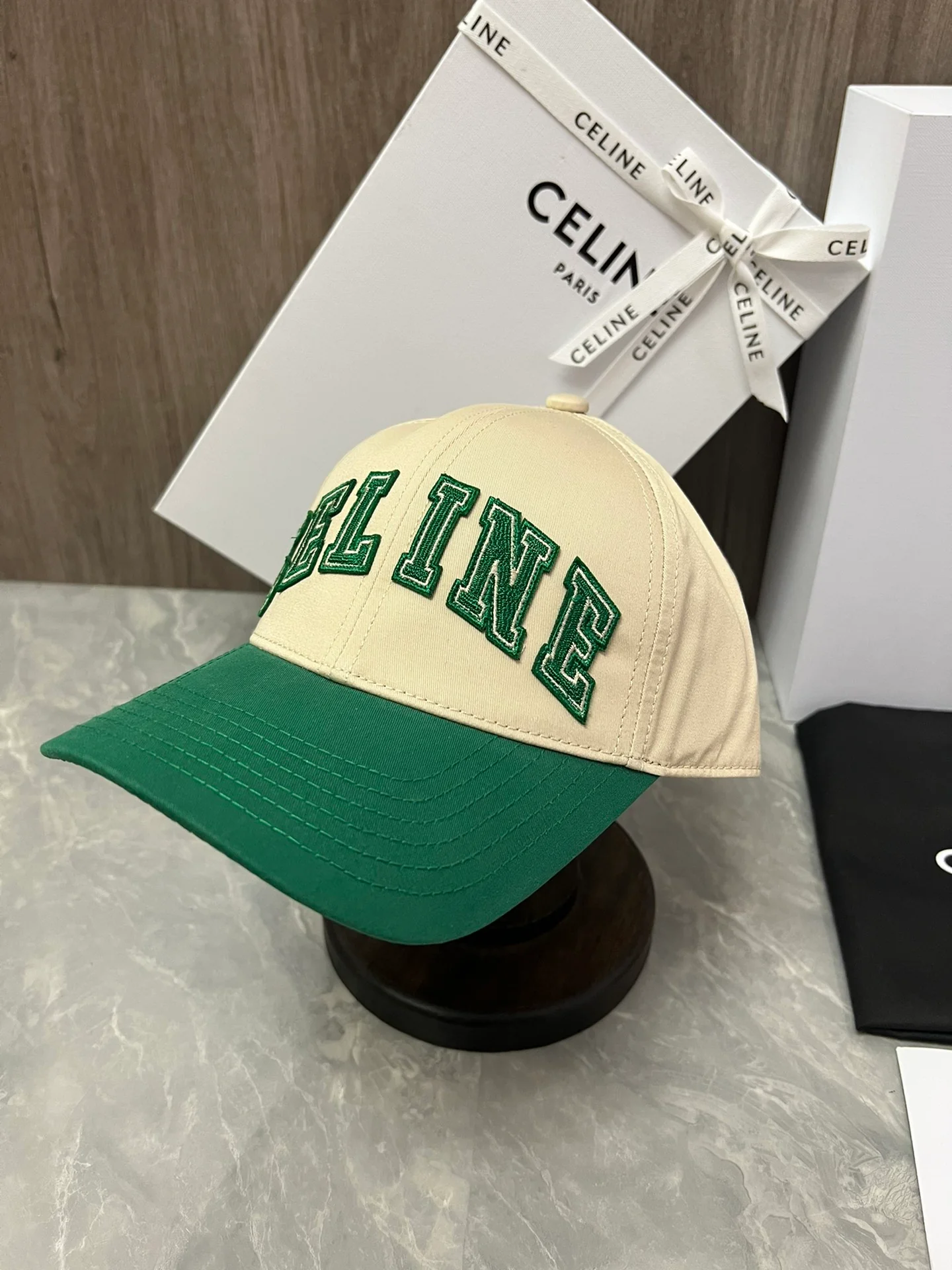 Celine — Стильная и элегантная хлопковая бейсболка, такая же, как на официальном сайте — зеленая.